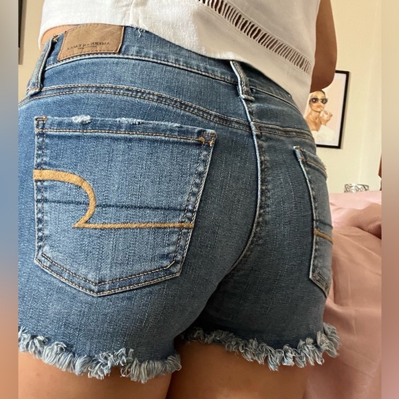 AMERICAN EAGLE Shortie Super Stretch X Shorts in Frayed Medium Wash - Picture 7 of 7
